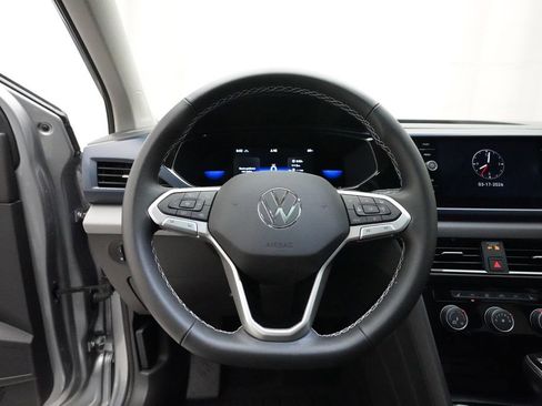 Used 2023 Volkswagen Taos SE w/ Panoramic Sunroof Package image 4