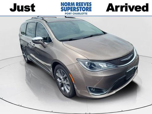 Used 2017 Chrysler Pacifica Limited FWD image 1
