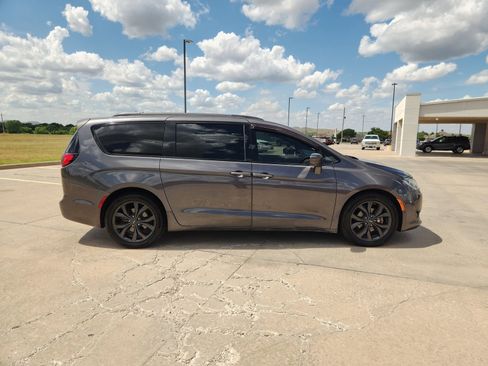 Used 2018 Chrysler Pacifica Touring-L Plus w/ Advanced Safetytec Group FWD image 7