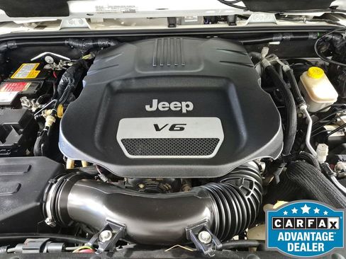 Used 2017 Jeep Wrangler Unlimited Rubicon w/ Connectivity Group image 29