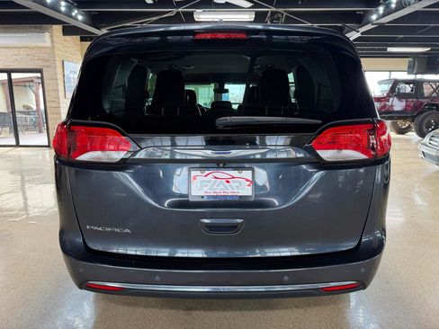 Used 2019 Chrysler Pacifica Touring-L FWD image 6