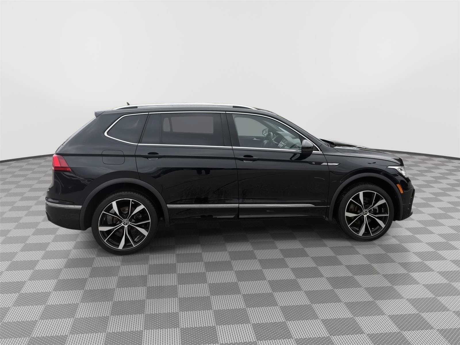 Used 2023 Volkswagen Tiguan SEL R-Line AWD/4WD image 12