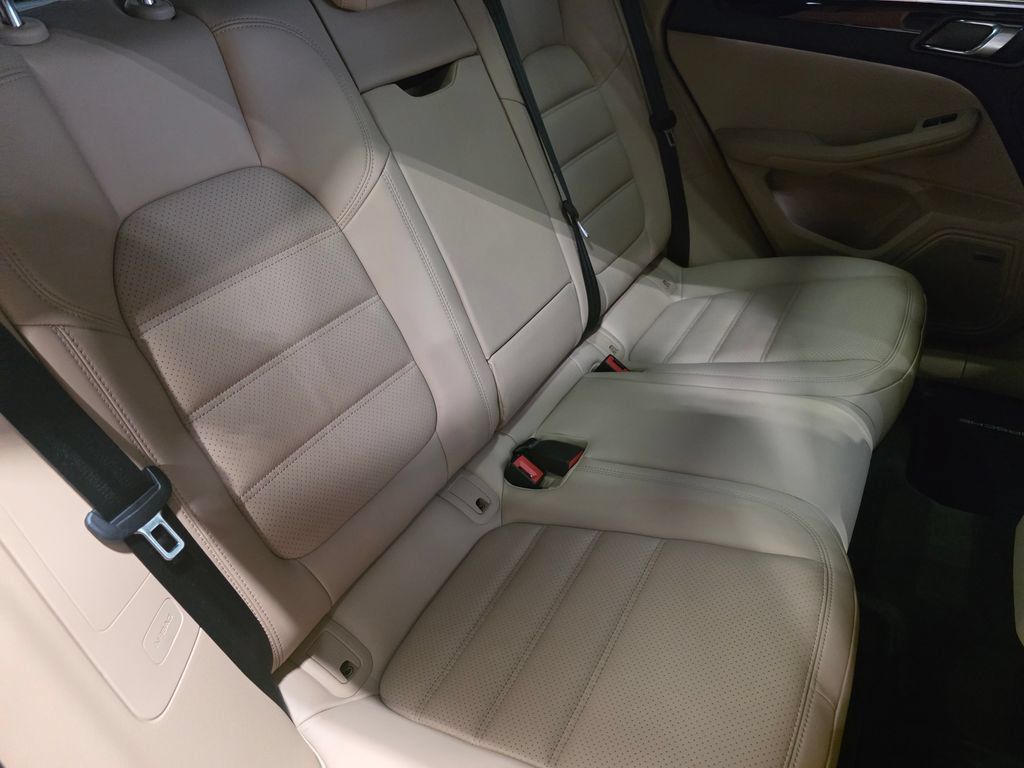 Certified 2026 Porsche Macan AWD/4WD image 18