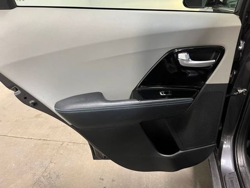 Used 2018 Kia Niro EX FWD image 16