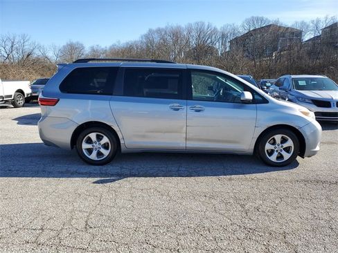 Used 2015 Toyota Sienna LE image 3