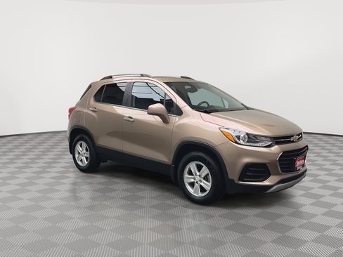 Used 2019 Chevrolet Trax LT w/ Sun & Sound Package AWD/4WD image 32