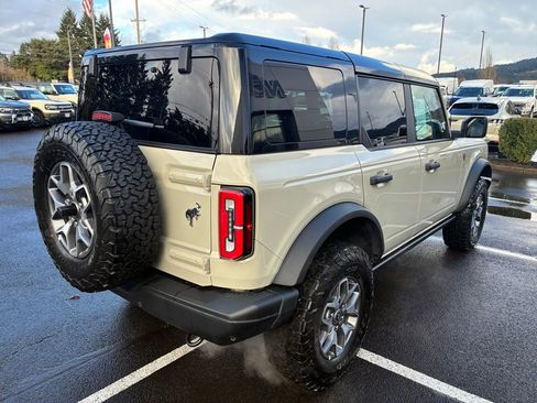 Used 2025 Ford Bronco Badlands image 8