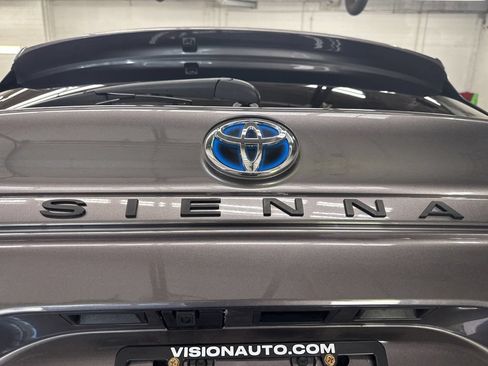 Used 2021 Toyota Sienna XLE FWD image 17