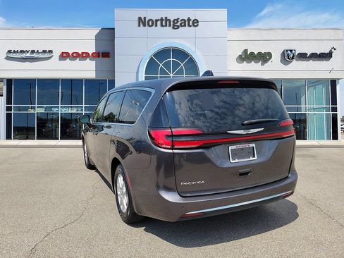 Used 2023 Chrysler Pacifica Touring-L FWD image 3
