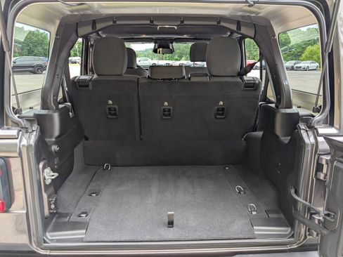 Used 2025 Jeep Wrangler Unlimited Sahara AWD/4WD image 18