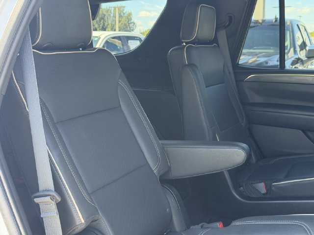 Used 2024 GMC Yukon SLT w/ SLT Luxury Package RWD image 16