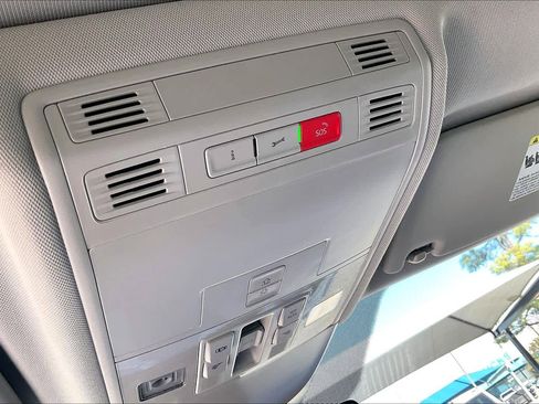 Used 2024 Volkswagen Taos SE image 32