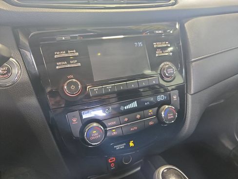 Used 2017 Nissan Rogue SV AWD/4WD image 23