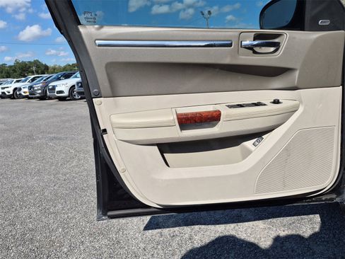Used 2008 Chrysler 300 C w/ Navigation & Sound Group II image 15