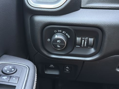 Used 2023 RAM 1500 Laramie RWD image 31