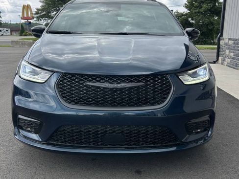 Used 2025 Chrysler Pacifica Limited FWD image 7