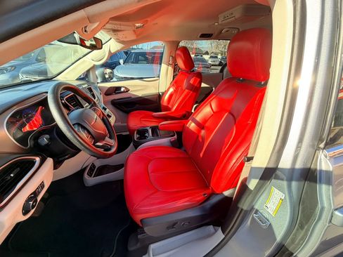 Used 2019 Chrysler Pacifica Touring Plus w/ Tire & Wheel Group image 11