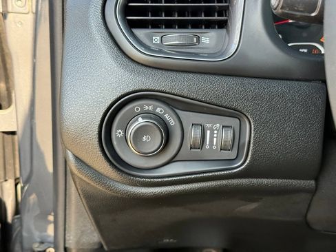 Used 2022 Jeep Renegade Latitude AWD/4WD image 18
