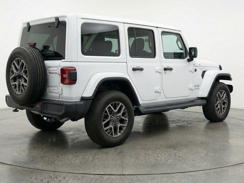 Used 2025 Jeep Wrangler Sahara image 9