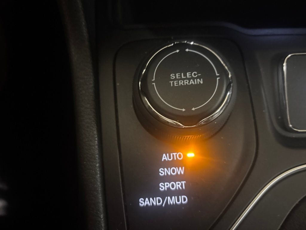 Used 2019 Jeep Cherokee Latitude Plus w/ Cold Weather Group AWD/4WD image 19