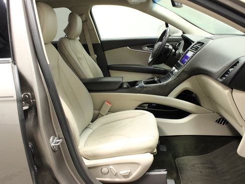 Used 2019 Lincoln Nautilus Reserve image 15