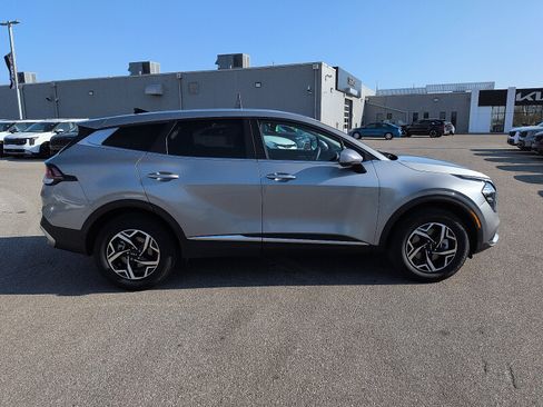 Used 2023 Kia Sportage LX image 2