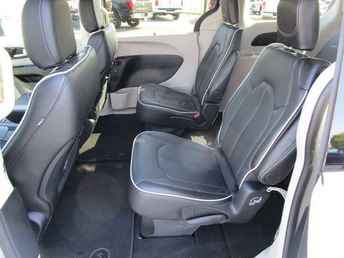 Certified 2024 Chrysler Pacifica Limited image 22