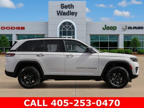 Used 2024 Jeep Grand Cherokee Altitude AWD/4WD image 45