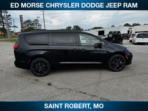 New 2026 Chrysler Pacifica Limited w/ S Appearance Package AWD/4WD image 7