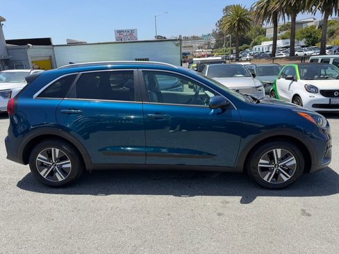 Used 2022 Kia Niro LXS FWD image 4