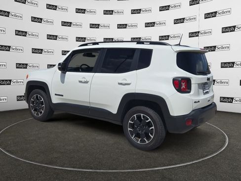 Used 2023 Jeep Renegade Latitude w/ Sun/Sound Group AWD/4WD image 4