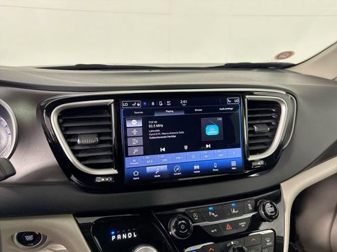 Used 2023 Chrysler Pacifica Touring-L FWD image 6