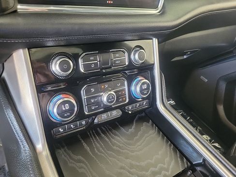 Used 2023 GMC Yukon XL Denali AWD/4WD image 23