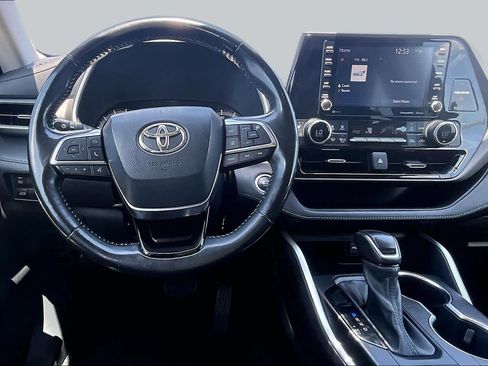 Used 2021 Toyota Highlander XLE FWD image 6