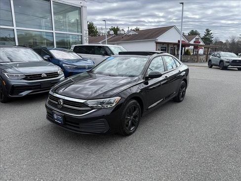 Used 2023 Volkswagen Jetta SE w/ Panoramic Sunroof Package image 2