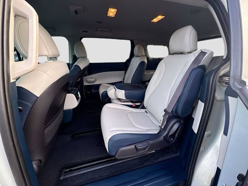Used 2025 Kia Carnival EX FWD image 24