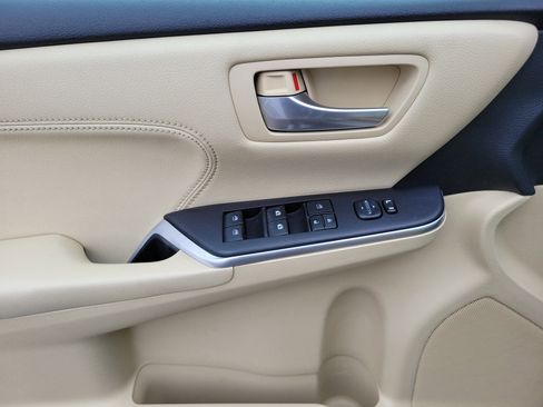 Used 2015 Toyota Camry XLE w/ Moonroof Package image 17