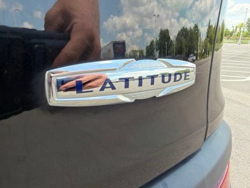 Used 2015 Jeep Cherokee Latitude w/ Comfort/Convenience Group AWD/4WD image 9