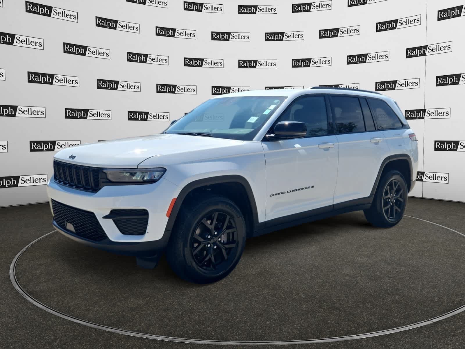 Used 2025 Jeep Grand Cherokee Altitude AWD/4WD image 2