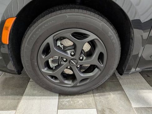 Used 2023 Chrysler Pacifica Touring-L w/ Uconnect Theater Family Group FWD image 7