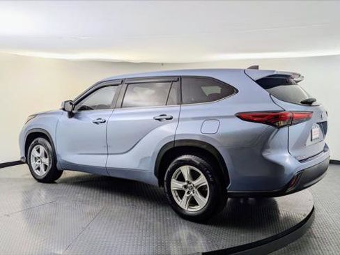 Used 2023 Toyota Highlander LE image 5