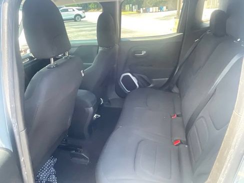 Used 2018 Jeep Renegade Latitude FWD image 8