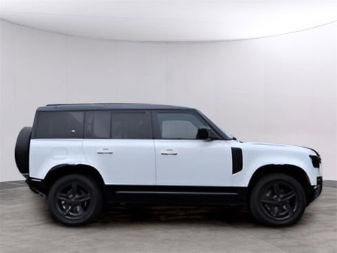 Used 2024 Land Rover Defender 110 X-Dynamic SE image 4