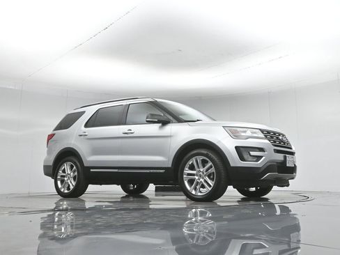 Used 2017 Ford Explorer XLT w/ Equipment Group 202A FWD image 53