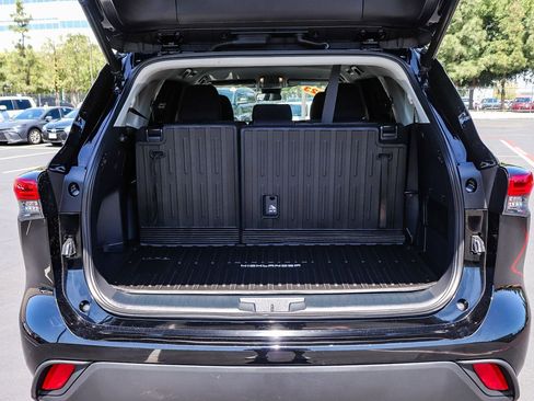 Used 2023 Toyota Highlander LE FWD image 32