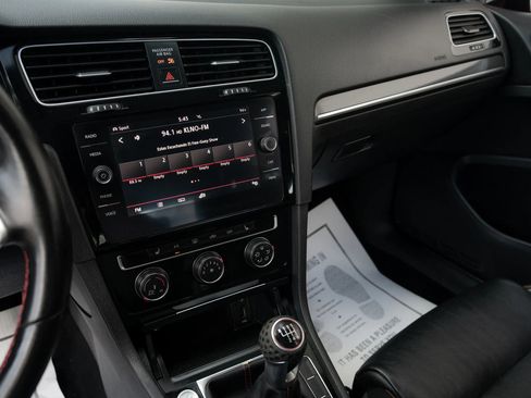 Used 2018 Volkswagen GTI SE image 32