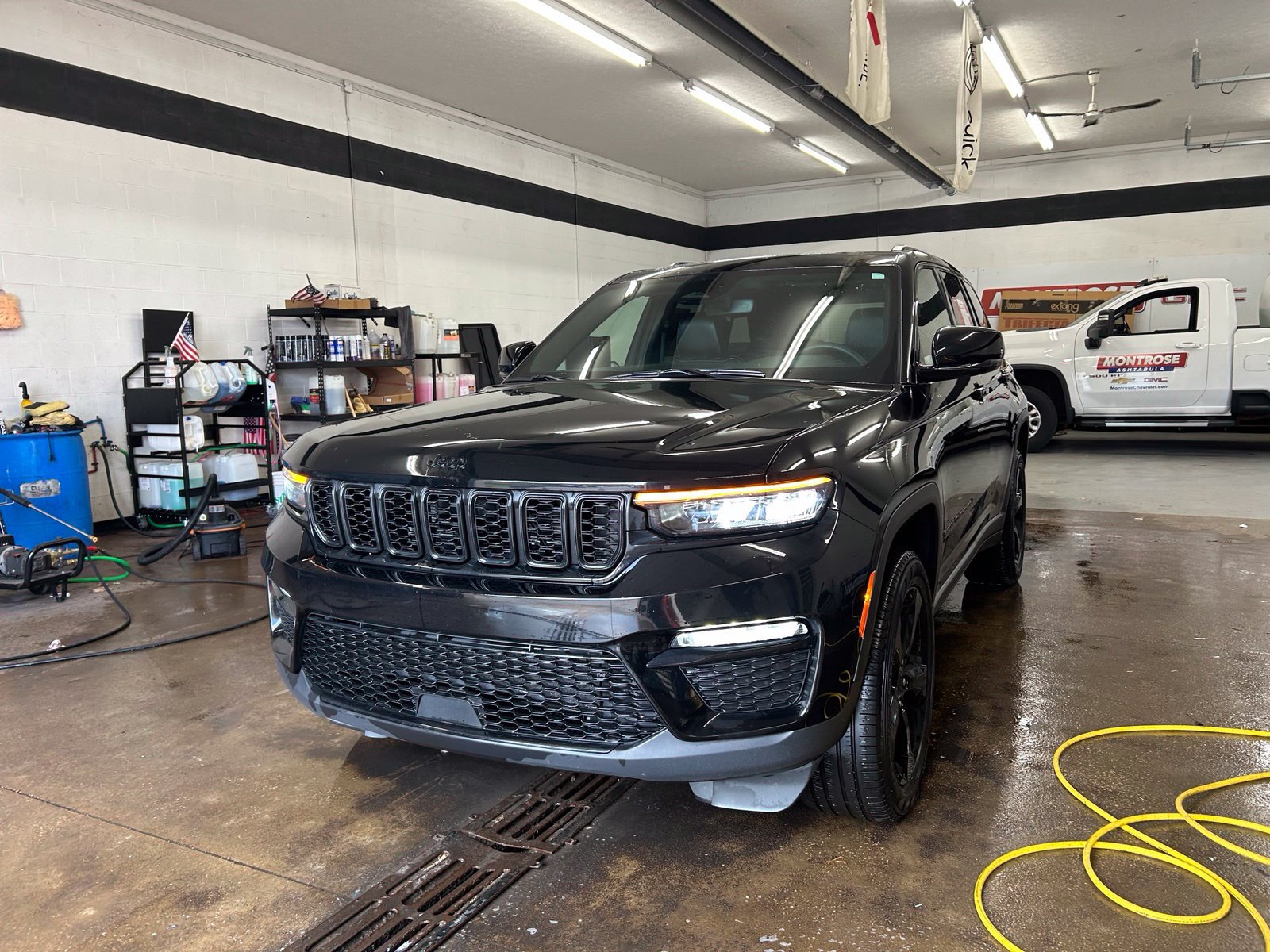 Used 2025 Jeep Grand Cherokee Limited w/ Black Appearance Package AWD/4WD image 37