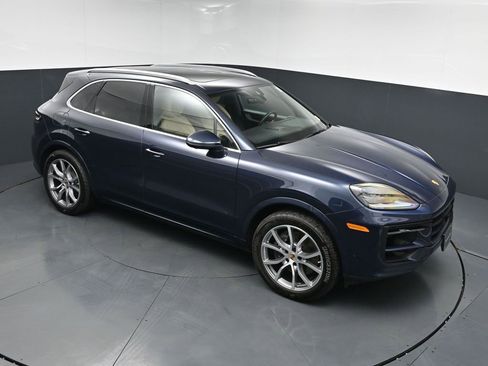 Used 2025 Porsche Cayenne AWD/4WD image 19