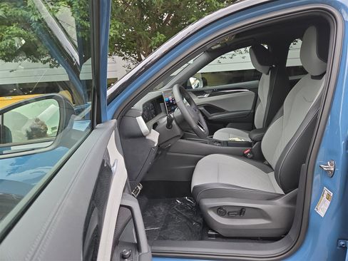 New 2025 Volkswagen Tiguan SE R-Line image 15