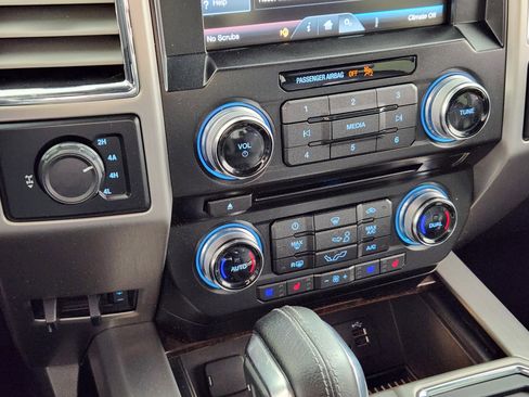 Used 2015 Ford F150 Platinum w/ Equipment Group 701A Luxury AWD/4WD image 24